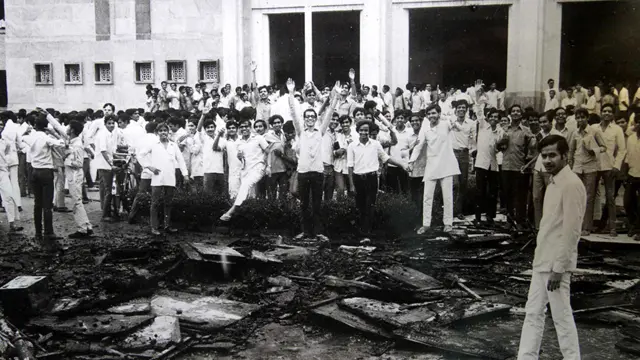 એલ. ડી. એન્જિનિયરીંગ કોલેજમાં પ્રદર્શન કરતા યુવાનો