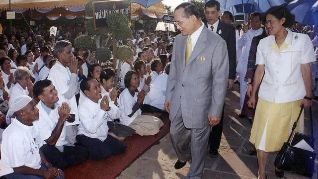 ประชาชนเฝ้ารับเสด็จ ณ สวนจิตรลดา พระราชวังดุสิต 4 ธ.ค. 2546