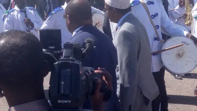 Madaxwaynaha Cabdi wali iyo madaxwayne Farmaajo oo salaan sharaf qaadanaya