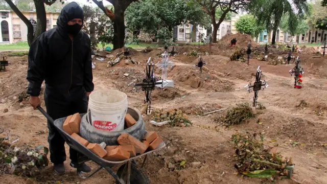 Sepulturero con carretilla