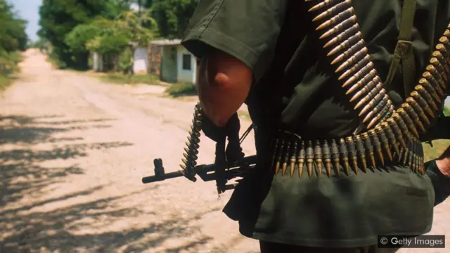 படிப்படியாக மொழிகள் ஒன்று சேருவதைப் போல, கடந்த சில தசாப்தங்களாக நீடித்த வன்முறைகள், மொழியின் மீது தாக்கத்தை ஏற்படுத்தியுள்ளன.