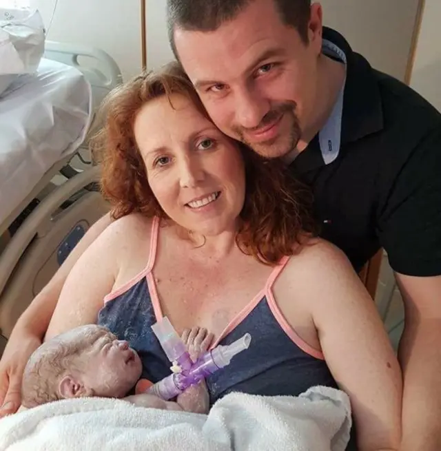 데니스 쿠퍼는 1년 전 넷째 아이 로난을 낳고 현재까지 입원중이다