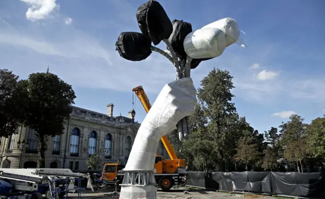 '튤립 한 다발'이라는 이 조형물은 원래 현대 미술관인 팔레 도쿄에 설치될 예정이었다