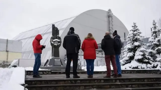 ચેર્નોબિલની અણુભઠ્ઠી પર આચ્છાદન નાખવાનું કામ 10,000 કામદારોએ સતત ચાર વર્ષ સુધી કર્યું ત્યારે તેના કિરણોત્સર્ગને અંકુશમાં લેવાનું શક્ય બન્યું