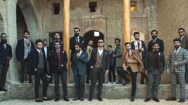 Групповая фотография поклонников моды, живущих на севере Ирака