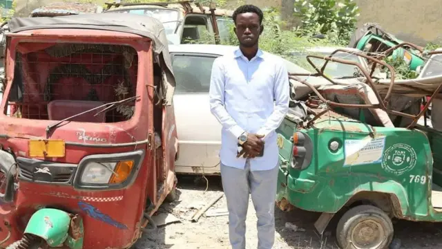 Wariye Cali Aadan oo ku sugan xarunta taraafikada oo uu yaalo burburka bajaajta shilalka galay