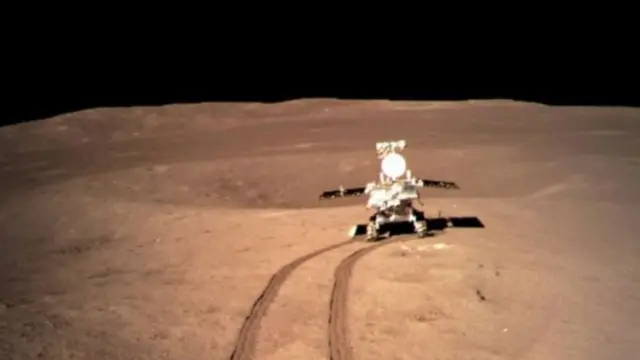 嫦娥四號探測器完成在月背軟著陸任務。