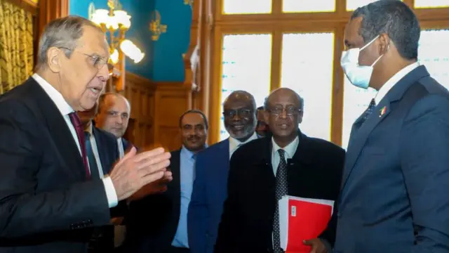 Le ministre russe des Affaires étrangères Sergey Lavrov et Mohamed Hamdan Dagalo