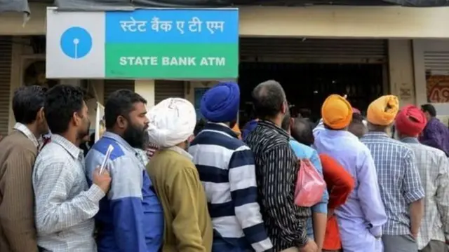 બૅન્ક બહાર લોકોની લાઇન