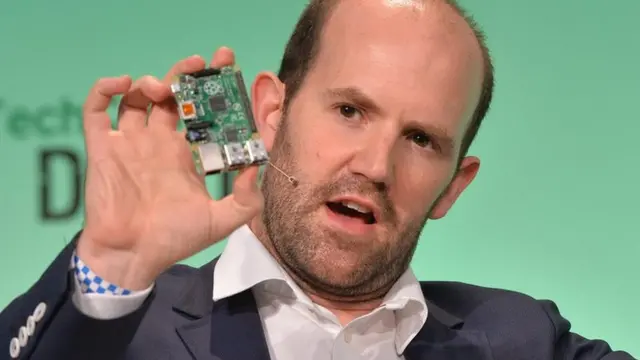 Eben Upton sosteniendo una Raspberry Pi.