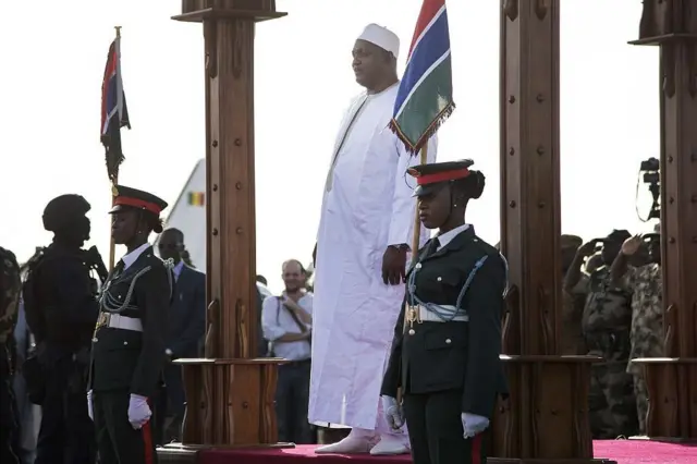 Le président élu de la Gambie, Adama Barrow (au centre), arrive dans son pays en provenance du Sénégal après le départ de l'ancien président gambien Yahya Jammeh, à la suite des élections présidentielles gambiennes du 1er décembre, à l'aéroport international de Banjul, en Gambie, le 26 janvier 2017.