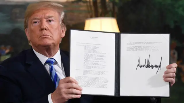 دونالد ترامپ هنگام امضای حکم خروج از برجام