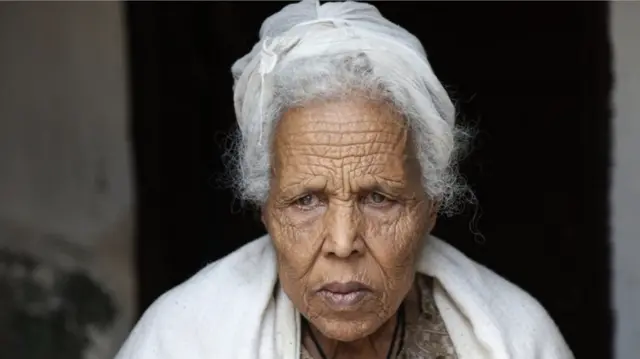 Ở tuổi 83, bà Meseret Addis đang phải vật lộn với cuộc sống và nuôi những đứa cháu của mình