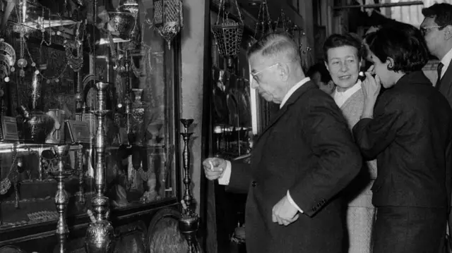جان بول سارتر برفقة سيمون دي بوفوار في القاهرة عام 1967