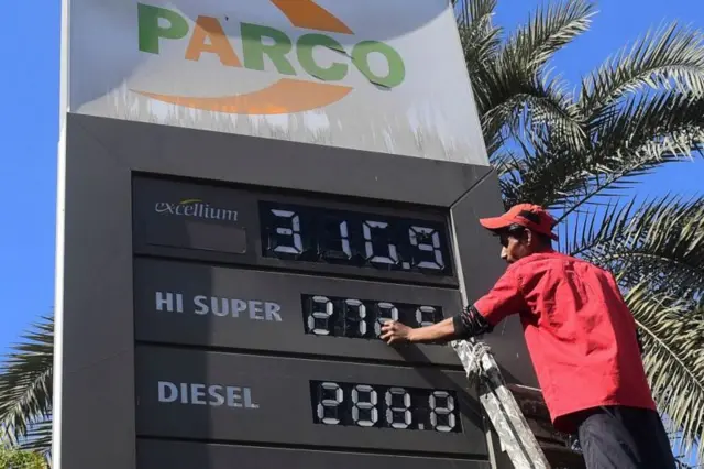 ব্যানারের সামনে একজন লোক