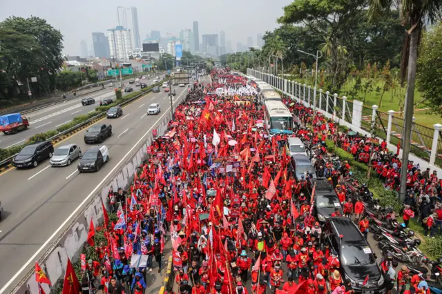 Pengunjuk rasa berjalan menuju depan Gedung DPR saat aksi memperingati Hari Buruh Internasional di depan Gedung DPR, Senayan, Jakarta, Kamis (1/5/2025).