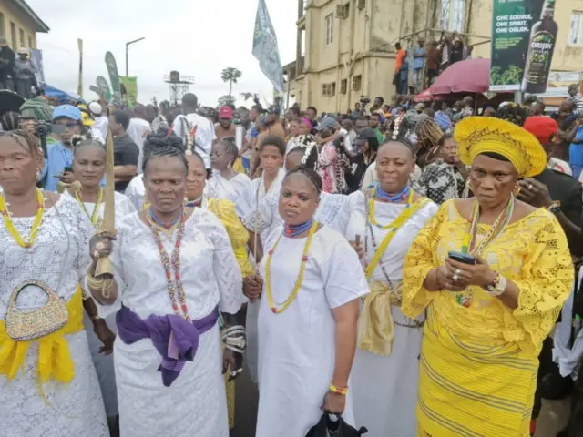 Awọn ẹlẹsin ibilẹ Osun to wọ aṣọ funfun, pẹlu ilẹkẹ lọrun wọn