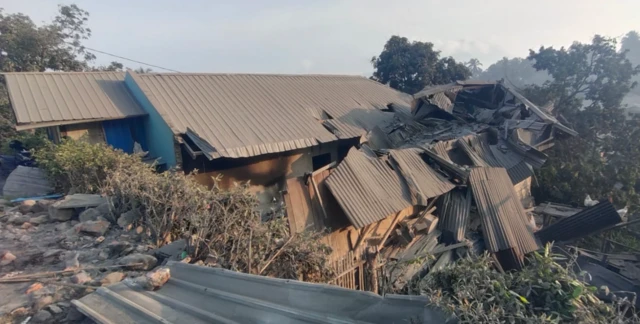 Kondisi bangunan yang rusak akibat letusan Gunung Lewotobi Laki-Laki