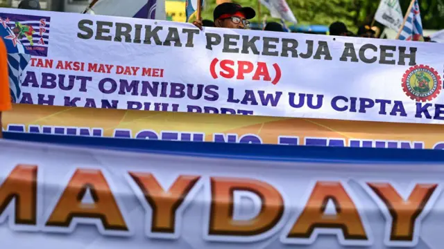 Para pekerja mengikuti Hari Buruh Internasional di Banda Aceh, Senin (01/05).  