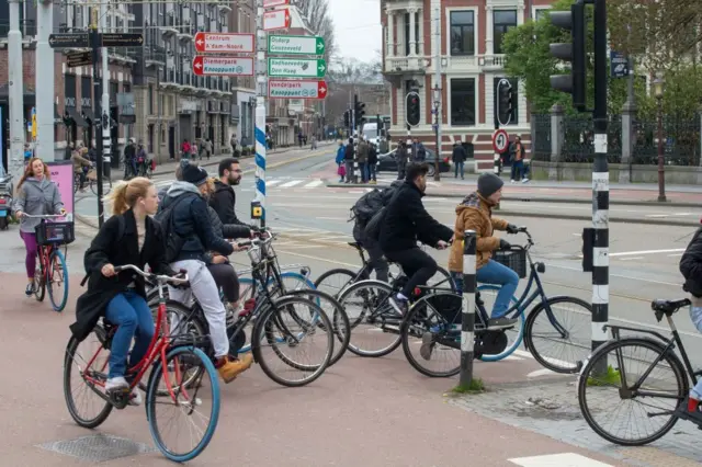 Personas en bicicleta en Ámsterdam.