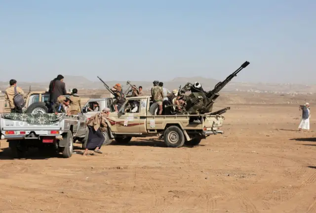 Des combattants houthis utilisent des mitrailleuses lourdes montées sur des véhicules lors d'un rassemblement de soutien aux Palestiniens de la bande de Gaza et aux récentes frappes des Houthis sur les navires de la mer Rouge et du golfe d'Aden, le 4 février 2024, dans la banlieue de Sanaa, au Yémen.