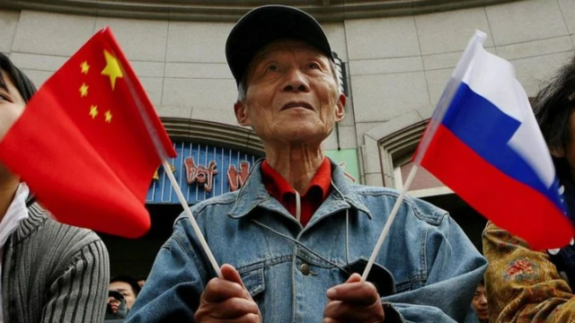 Кытайлык жаран эки өлкөнүн байрактары менен