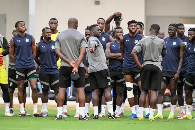 Emerse Fae entouré de ses joueurs lors d'une séance d'entrainement