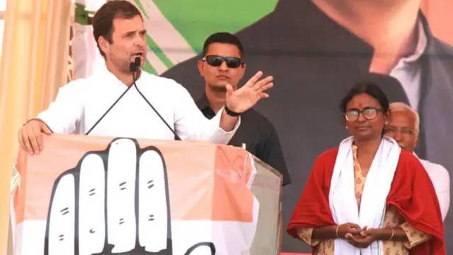 कांग्रेस नेता राहुल गांधी के साथ मीनाक्षी नटराजन एक सभा में
