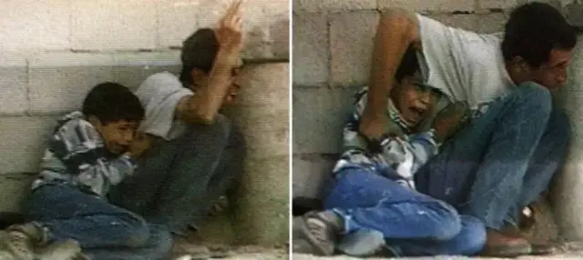Na skrinšotovima sa televizijskog snimka TV Francuske 2 izraelsko-palestinskih sukoba u Pojasu Gaze 30. septembra 2000. vide se Džamal Al Dura i njegov sin Muhamed kako se kriju iza bureta