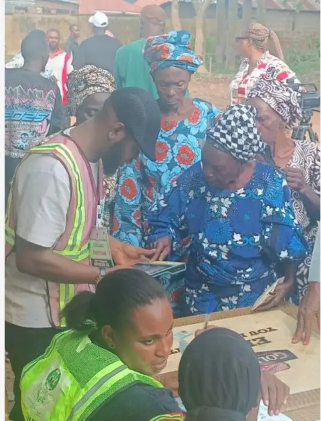 Awọn oludibo n tẹ ika niwaju awn osisẹ ajọ eleto idibo