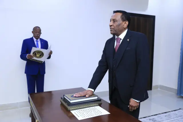 رئيس الوزراء السوداني يؤدي اليمين الدستورية
