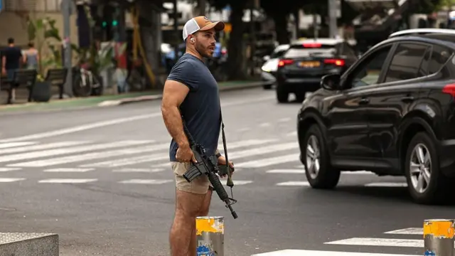 Вооруженный житель Тель-Авива на перекрестке, 24 июня 2025 года