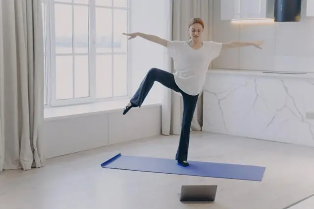 બીબીસી ગુજરાતી આરોગ્ય પગ સંતુલન મગજ સ્વાસ્થ્ય