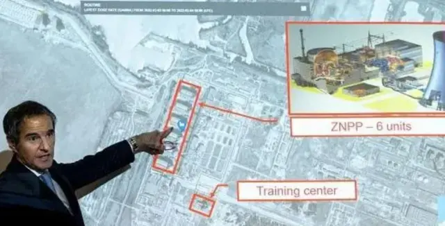 Гроссі у діловому костюмі показує на екрані карту ЗАЕС