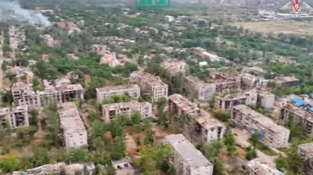 Кадр із російського відео: зруйновані та пошкоджені будівлі в Костянтинівці