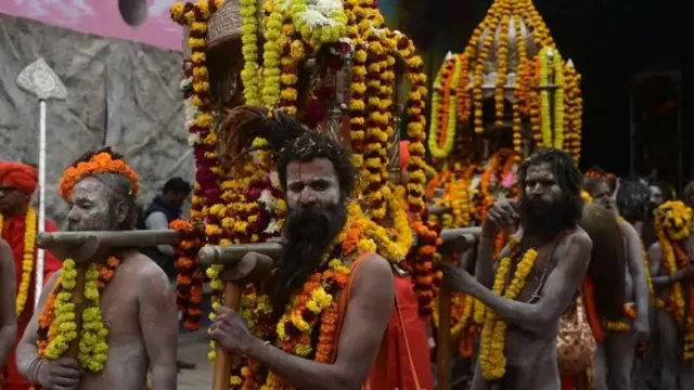 महाकुंभमेळ्यात सहभागी होण्यासाठी जगभरातून लोक येतात.