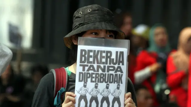 Mahasiswa membawa poster saat mengikuti aksi Hari Buruh Internasional di depan Gedung DPRD, Malang, Jawa Timur, Kamis (01/05). Unjuk rasa gabungan dari Solidaritas Perjuangan Buruh Indonesia (SPBI) dan berbagai elemen mahasiswa tersebut menuntut pemerintah memperjuangkan kesejahteraan buruh dengan membuka lapangan kerja baru serta mencegah Pemutusan Hubungan Kerja (PHK) sepihak. 