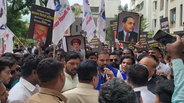 ज्येष्ठ लेखक आणि विचारवंत डॉ. रावसाहेब कसबे यांच्या निवासस्थानाबाहेर सम्यक विद्यार्थी आंदोलनाने केलेलं आंदोलन 