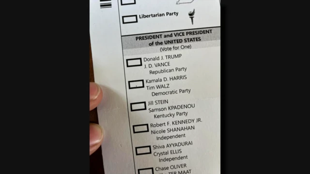 ảnh lá phiếu được cho là có sẵn dấu chọn ở bên cạnh tên bà Kamala Harris.