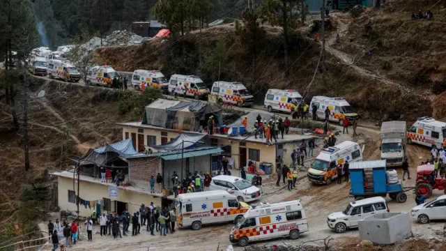 उत्तराखण्डको सिक्यारा सुरुङबाहिर एम्बुलेन्सहरू राखिएको छ 