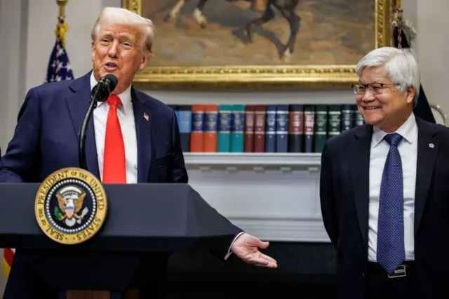 台积电（TSMC）于2025年3月3日在美国华盛顿白宫罗斯福厅宣布，将追加投资1000亿美元于美国厂房，以提升在美国本土的晶片产能。美国总统唐纳德·川普与台积电执行长魏哲家共同出席这场投资发布会。