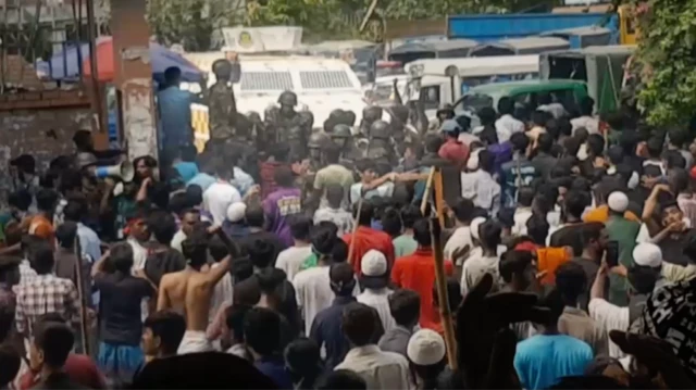 পাঁচই অগাস্ট বিকেলে যাত্রাবাড়ী থানার সামনে থেনে সেনা সদস্যরা সরে যাওয়ার পরপরই পুলিশ গুলিবর্ষণ শুরু করে পুলিশ
