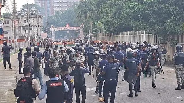 হামলাকারীদের থামাতে তাদের দেশীয় অস্ত্রের বিপরীতে আইনশৃঙ্খলা বাহিনী টিয়ারশেল, সাউন্ড গ্রেনেড ও রাবার বুলেট ব্যবহার করেছে বলে জানিয়েছেন সাংবাদিকরা