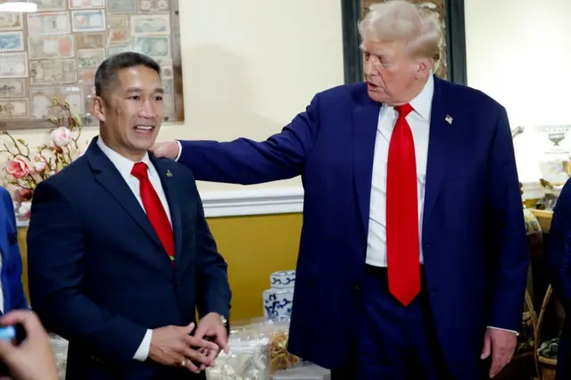 Trong chuyến đi nhằm thu hút sự ủng hộ của cử tri gốc Việt tại Virginia vào tháng 8/2024, ông Donald Trump đã gặp ông Hùng Cao tại nhà hàng Trường Tiền trong Trung tâm thương mại Eden 