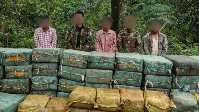 မူးယစ်ဆေး သစ်ဆောင်လာတဲ့ PDF တပ်ဖွဲ့ဝင်တချို့နဲ့ ကားသမား ၂ ဦးကို ချင်းကာကွယ်ရေးတပ်(CDF) ဖမ်းမိပြီးနောက် ထုတ်ပြန်လာတဲ့ပုံ