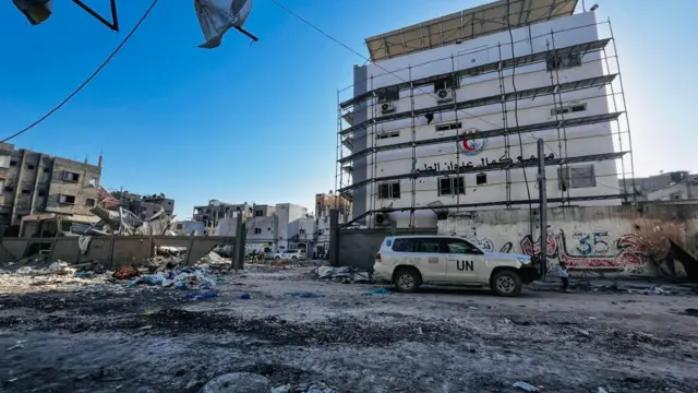 حرب غزة: قصف “عنيف” يطال مستشفى كمال عدوان شمالي القطاع، وعملية أمنية ضد “لصوص المساعدات” تودي بحياة العشرات