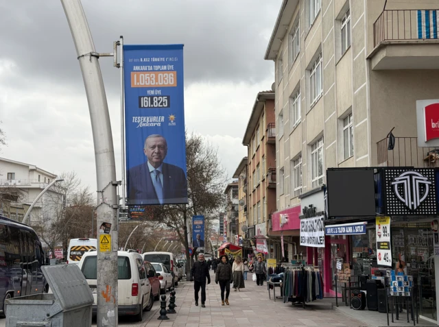 Keçiören Kızlarpınarı Caddesi üzerine asılmış bir AKP posterinde Cumhurbaşkanı Recep Tayyip Erdoğan'ın resmi görülüyor. 