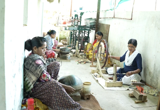 एक साडी विणायला 8 दिवस लागतात आणि जास्त डिझाईन असेल तर 15 दिवस लागतात. 