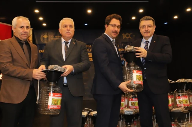 İki çift erkek birer şişe tutuyor.