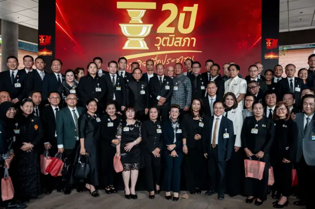 สว. บางส่วนปลีกเวลาในระหว่างประชุมวุฒิสภาเพื่อพิจารณาร่าง พ.ร.บ.อากาศสะอาด มาร่วมถ่ายภาพในวันแถลงผลงานของพวกเขา